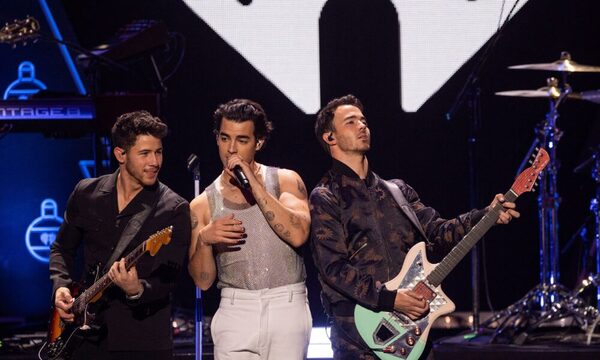 Los Jonas Brothers presumen su colección de peluches del Dr. Simi