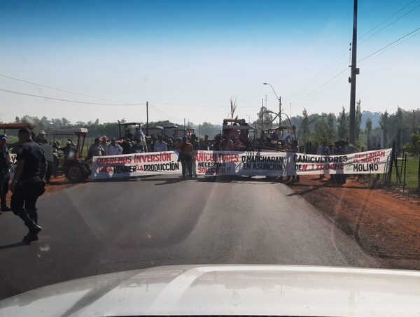 Pequeños productores se movilizazan y reclaman al Gobierno el cumplimiento de acuerdos · Radio Monumental 1080 AM