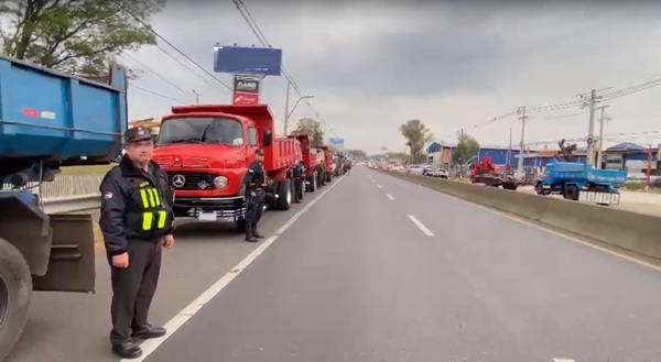Camioneros se movilizan en reclamo de reducción de precios de combustibles