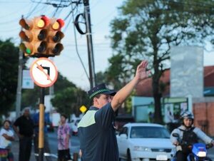 Prohiben el giro a la izquierda en Primer Presidente y Madame Lynch · Radio Monumental 1080 AM