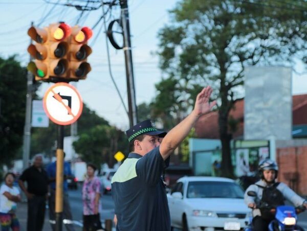 Prohiben el giro a la izquierda en Primer Presidente y Madame Lynch · Radio Monumental 1080 AM