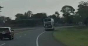 La Nación / Filman manejo irresponsable de chofer de bus en plena ruta