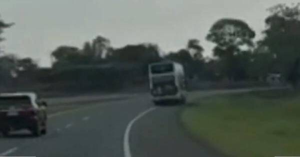 La Nación / Filman manejo irresponsable de chofer de bus en plena ruta