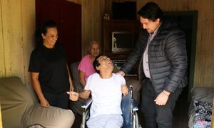Entrega de silla de ruedas en barrios y asentamiento