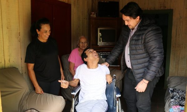 Entrega de silla de ruedas en barrios y asentamiento