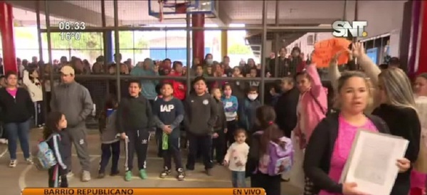Padres toman escuela Ignacio A. Pane - SNT