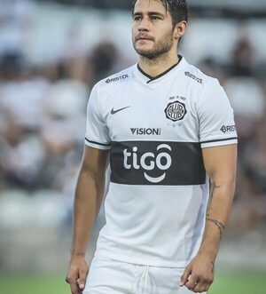 Tito Torres en el ojo del huracán: cañeado por no rendir en la cancha pero sí en farras
