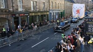 Cortejo con restos de la reina Isabel II sale en procesión por Edimburgo