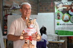 Diario HOY | En Yaguarón fabrican peluche de Tiríka, símbolo de ASU2022