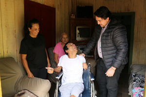 Fundación Tesãi entrega silla de ruedas en barrios y asentamientos | DIARIO PRIMERA PLANA