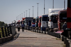 Transportistas protestan para exigir una rebaja del combustible - MarketData