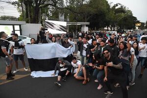 Socios vitalicios de Olimpia solicitan la anulación de la sanción de jugar sin público  - Olimpia - ABC Color