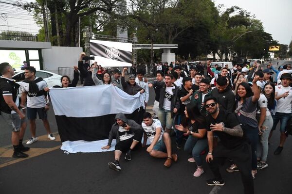 Socios vitalicios de Olimpia solicitan la anulación de la sanción de jugar sin público - Olimpia - ABC Color