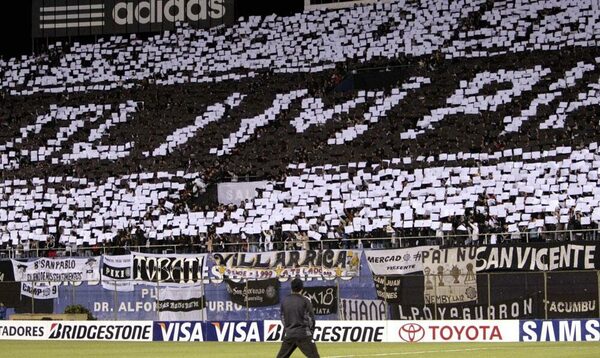 Socios vitalicios de Olimpia piden que se retire sanción a público franjeado y se castigue solo a barras bravas