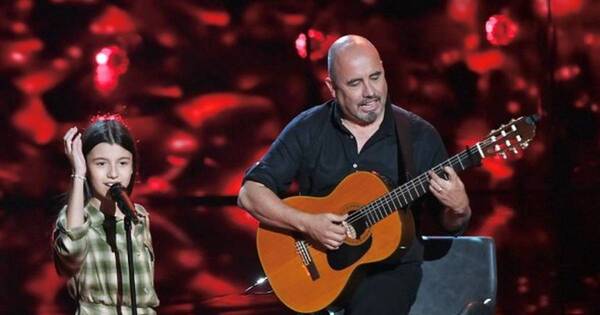 La Nación / “Sara prácticamente nació cantando”, cuenta el músico caacupeño cuya hija arrasó en La Voz Kids Francia