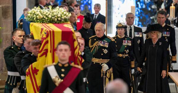 La Nación / Los restos de la reina Isabel II ya se encuentran en la catedral de Edimburgo