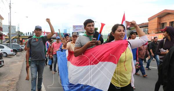 La Nación / Cerca de 5.000 campesinos se movilizan en protesta por promesas incumplidas del Gobierno