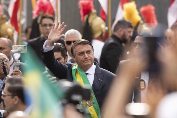 Bolsonaro firma libro de condolencias y acudirá a funeral de la reina Isabel - Mundo - ABC Color