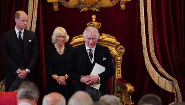 Abuchean al rey Carlos III en Londres