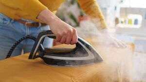 ¿Cómo limpiar una plancha de ropa quemada?