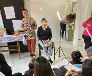 Privadas de libertad reciben clases de maquillaje en el Buen Pastor - Unicanal