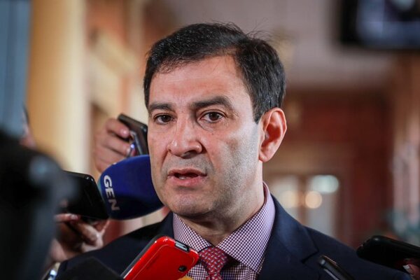 Trato Apu´a no tiene problemas para el abrazo con quien sea