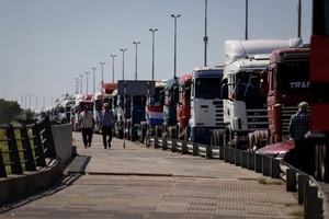 Transportistas protestan en Paraguay para exigir una rebaja del combustible - Revista PLUS