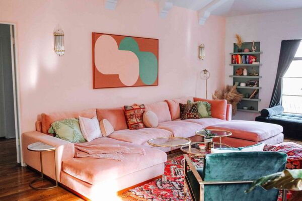 Barbiecore: la tendencia que pinta la casa de rosa