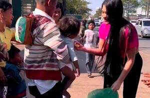 Crónica / [VIDEO] Laurys Diva sorprendió a niños indígenas: "Hago esto porque me nace"