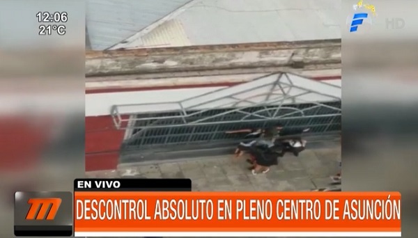 Jóvenes se trenzan a golpes tras fiesta en discoteca del microcentro - Paraguaype.com