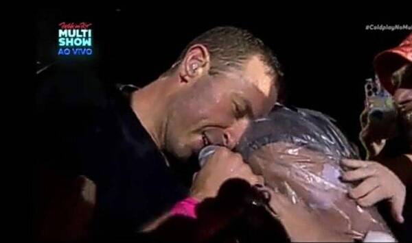 Crónica / [VIDEO] Cantante de Coldplay abrazó y calmó a una paraguaya en pleno show