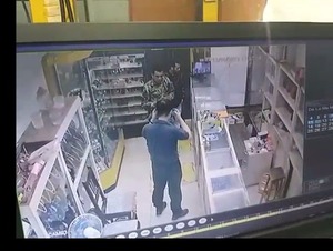 Militar y su cómplice asaltan joyería en microcentro de CDE