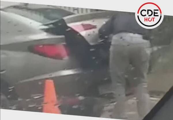 Crónica / [VÍDEO] Papá metiendo en el maletero a sus hijos llamó la atención del rollo
