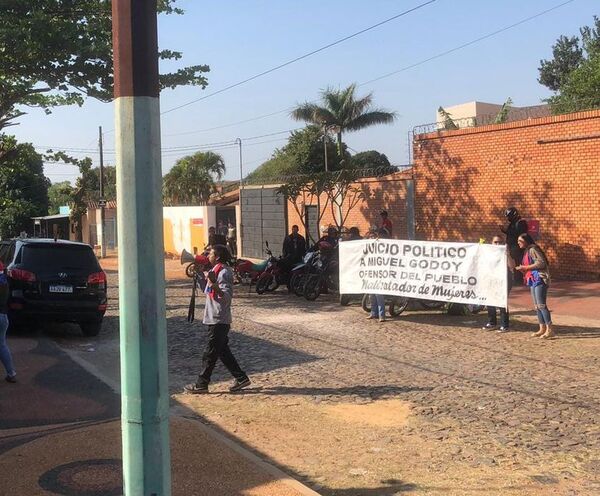 Exfuncionarios de la Defensoría del Pueblo escracharon a Miguel Godoy y piden juicio político - Nacionales - ABC Color