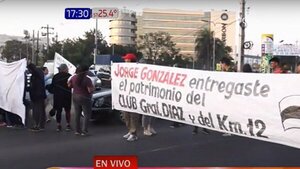Manifestantes repudian remate del estadio del Gral. Díaz | Noticias Paraguay