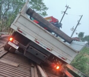 Cede puente de madera en asentamiento de PJC y MOPC dice que está “en lista de espera”