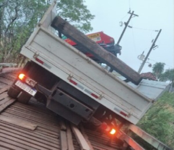 Cede puente de madera en asentamiento de PJC y MOPC dice que está “en lista de espera”