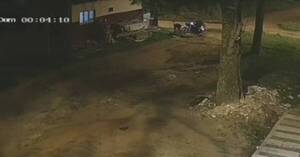 Crónica / [VÍDEO] Desgraciados reducen a un joven frente a su casa y le roban plata y su moto