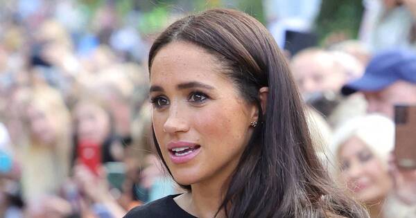 La Nación / Meghan Markle rompió el protocolo de luto real abrazando a una fan en Windsor