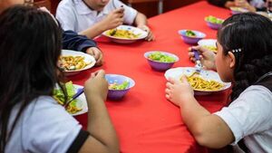 A falta de recursos, almuerzo no llegará los 188 días del calendario escolar en Iruña - ABC en el Este - ABC Color