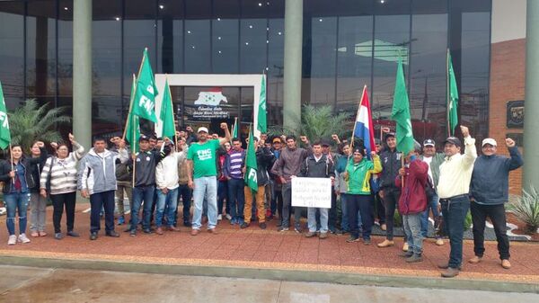 Miembros de la FNC se manifestaron para exigir cal agrícola y sistema de riego - Nacionales - ABC Color