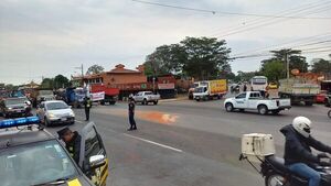 Camioneros del acceso sur anuncian que permanecerán en la ruta esta noche - Economía - ABC Color