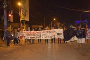 Simpatizantes del General Díaz exigen investigar millonaria deuda y anular remate - Nacionales - ABC Color