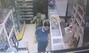 (VIDEO) Violento asalto a una joyería, uno de los ladrones era ¿milico?