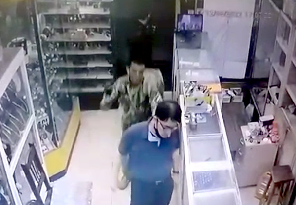 En violento asalto, delincuentes roban cadenas de oro valuadas en G. 50 millones - La Clave
