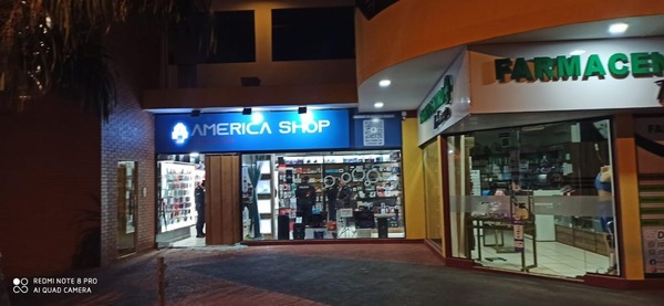 A balazos, violentan blindex y hurtan en comercio en Hohenau