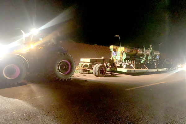 Motociclista muere tras estrellarse contra la parte trasera de un tractor - La Clave