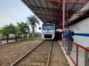 Primer día con inconvenientes en el cruce del tren Encarnación - Posadas