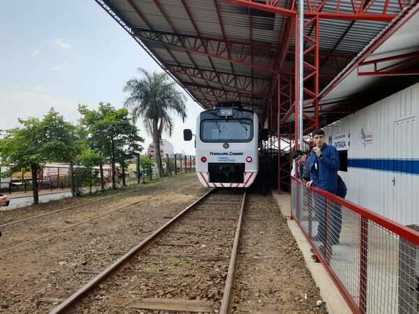 Primer día con inconvenientes en el cruce del tren Encarnación - Posadas