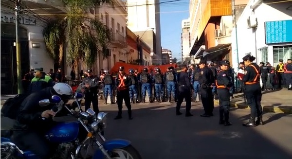 Reportan bloqueos en el centro de Asunción por manifestación de campesinos